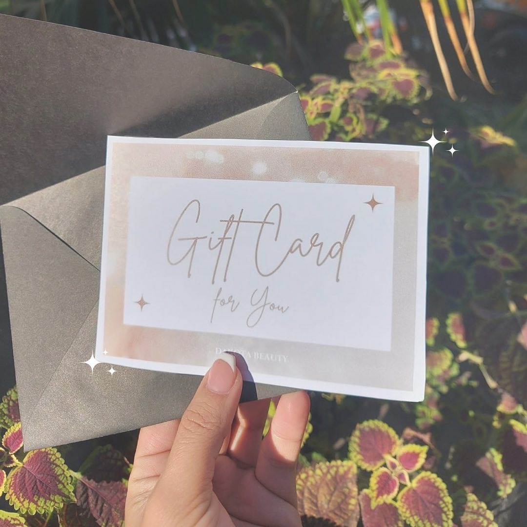 La gift card de Dakota Beauty, «Gift Card for You», sostenida junto a su sobre