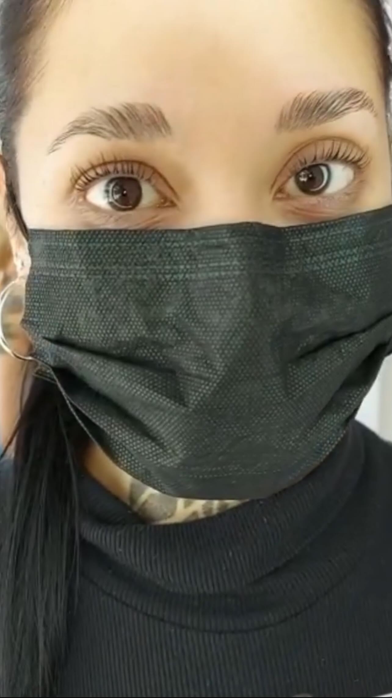 Primer plano de una clienta con lifting de pestañas y cejas perfiladas