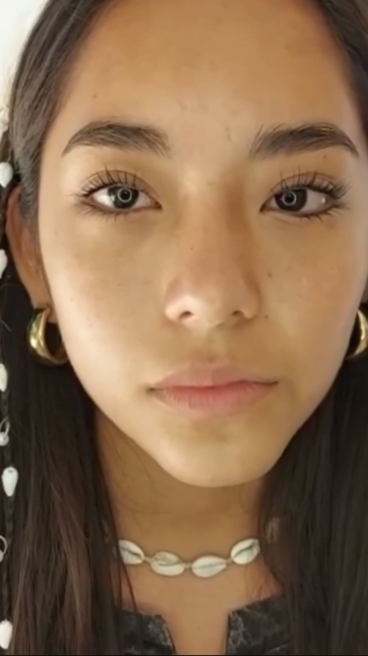 Una clienta de Dakota Beauty, de frente, con las pestañas levantadas y las cejas perfiladas